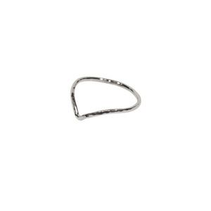 V shaped hammered silver stacking ring - Size 7
